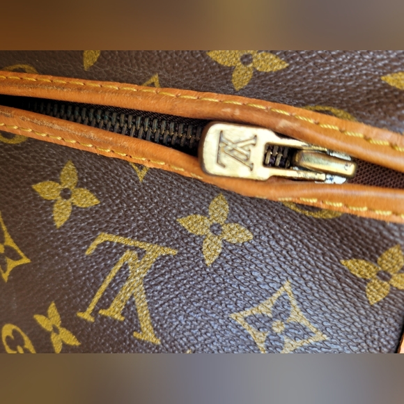 Louis Vuttion Monogram Garment Bag. Vintage Rare find! Stylish and Timeless. - Picture 12 of 14